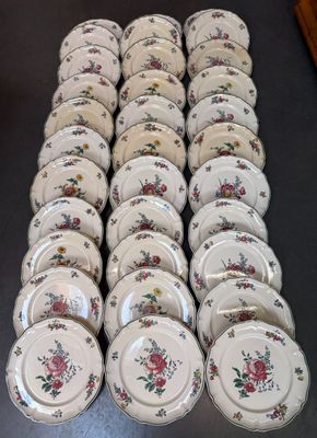 un grand nombre d'assiettes posées sur une table