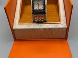 gros plan d'une montre dans une boîte sur une table
