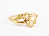 Gros plan sur une bague en or ornée de perles