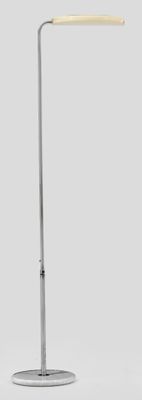 un lampadaire blanc surmonté d'une lampe