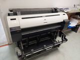 a printer that is sitting on the floor in a room