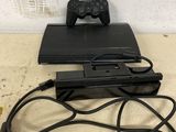 une console de jeux vidéo et un chargeur posés sur une table