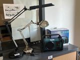 une table sur laquelle se trouvent une radio et une lampe