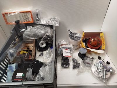 un grand nombre d'objets posés sur une table