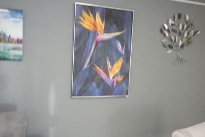 une photo d'un salon avec un canapé et un tableau accroché au mur