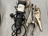 plein d'outils posés sur une table à côté d'une paire de chaussures