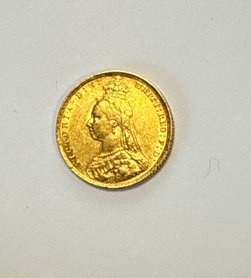 une image d'une pièce d'or sur une surface blanche