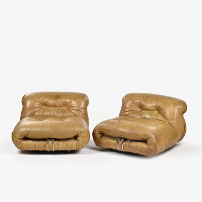 une paire de fauteuils en cuir marron sur fond blanc