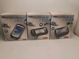 trois boîtes de téléphones portables posées sur une table blanche