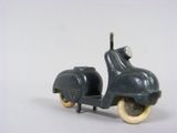 une trottinette jouet posée sur une surface blanche