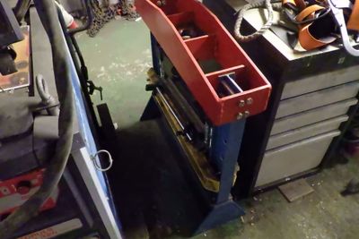 une photo d'un établi sur lequel se trouvent des outils
