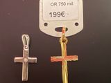 deux breloques en forme de croix posées sur une surface noire