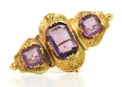 une image représentant une broche-bague en or et en améthoreate