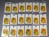 tout un tas de cartes posées sur une table