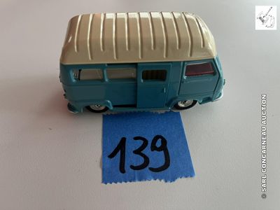une petite camionnette jouet sur laquelle figure un numéro