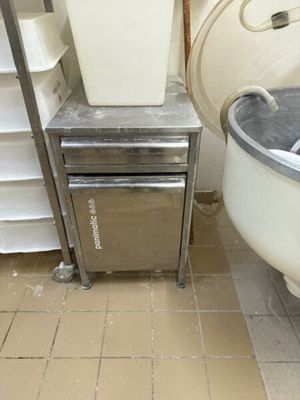 une image d'une cuisine avec un évier et une poubelle