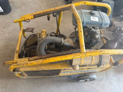 une petite machine jaune posée par terre
