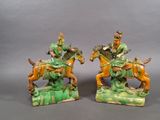 paire de figurines chinoises représentant des hommes à cheval et un homme à cheval
