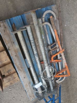 un tas d'outils posé sur une palette