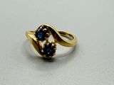 une image représentant une bague en or sertie de pierres bleues