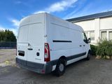 une camionnette blanche garée dans un parking