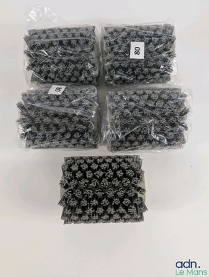 un tas de crochets noirs et blancs dans des sacs en plastique