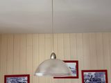 une lampe suspendue au plafond de la pièce