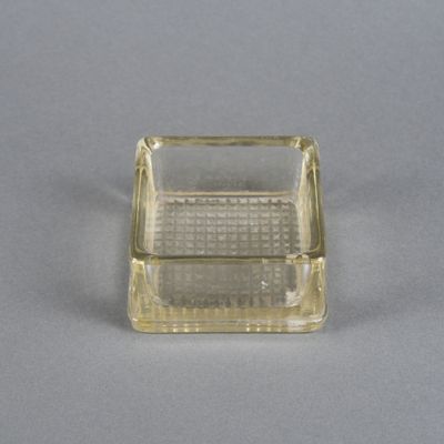 cendrier carré en verre transparent sur fond gris