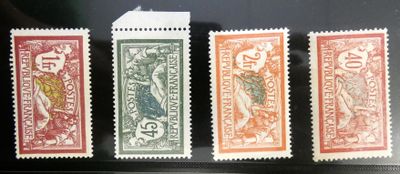 quatre timbres différents exposés dans une vitrine