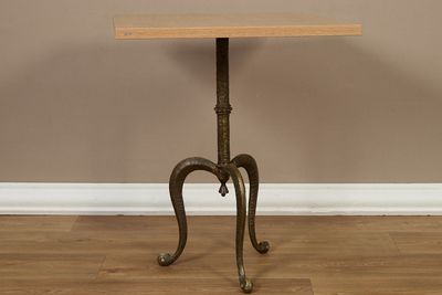 une petite table avec un plateau en bois sur un plancher en bois