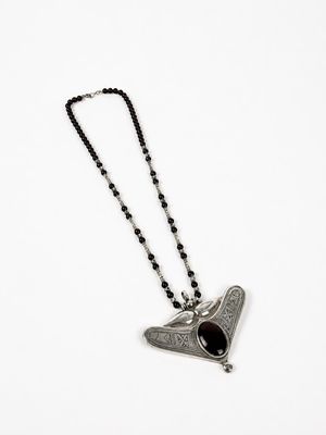 Collier en perles rouges et argent retenant un important pen…