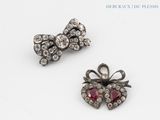 paire de broches anciennes en argent et rubis en forme de nœud