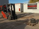 un chariot élévateur garé devant un bâtiment