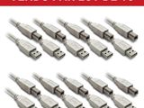 de nombreux câbles USB reliés les uns aux autres