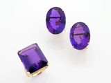 une paire de boucles d'oreilles en amethorate et une paire de boucles d'oreilles en amethorate