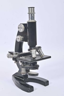 Gros plan d'un microscope sur fond blanc