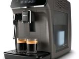 la machine à café a deux tasses de café devant elle
