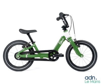 Le vélo est vert, avec des pneus noirs et une selle noire.