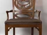 une chaise en bois avec une assise rembourrée marron