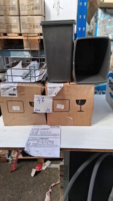 de nombreux cartons de déchets posés sur une table dans un entrepôt