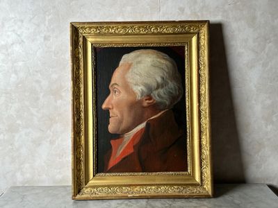 portrait d'un homme aux cheveux blancs vêtu d'un manteau rouge