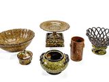 de nombreux types de vases et de bols sur la table