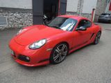 une photo d'une voiture de sport rouge garée devant un immeuble