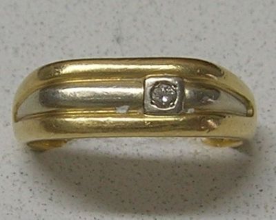 une bague en or surmontée d'un diamant