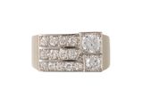 gros plan d'une bague en diamant sur fond blanc