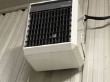 un climatiseur installé sur la façade d'un immeuble