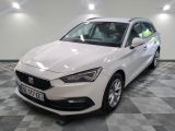 la voiture blanche est garée sur un sol en damier dans le garage