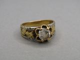 un gros plan d'une bague en or et en argent sertie d'un diamant