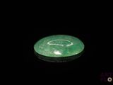 un frisbee vert posé sur une table dans l'obscurité