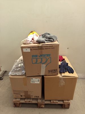 une pile de cartons posée sur une palette dans une pièce
